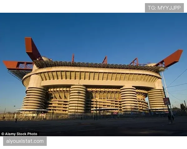 欧冠主题曲响彻米兰地铁，俱乐部推出“球迷列车”引发热潮