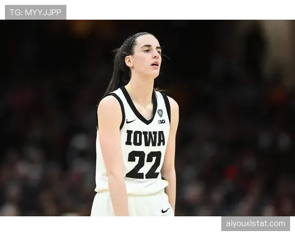 WNBA状元秀凯特琳·克拉克抵达印第安纳,训练场外被狂热球迷包围 WNBA状元秀凯特琳·克拉克抵达印第安纳,训练场外被狂热球迷包围