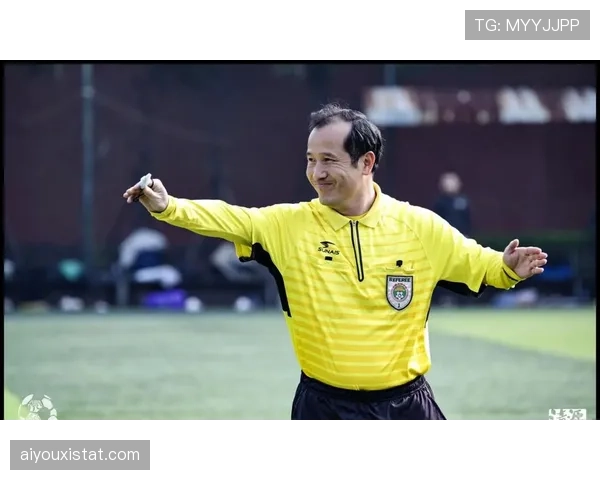 主裁判向拖延时间的门将出示黄牌,并指着手表示意加快比赛节奏 主裁判向拖延时间的门将出示黄牌,并指着手表示意加快比赛节奏